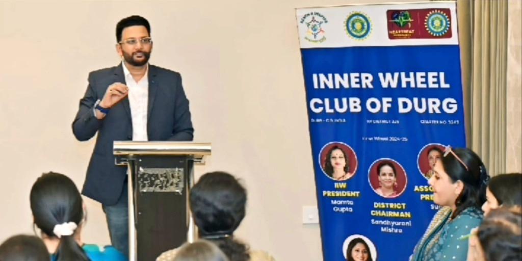 Dr. Ashish Patni addressing Inner Wheel Club of Durg Women Delegates during E.Y.E. Keynote